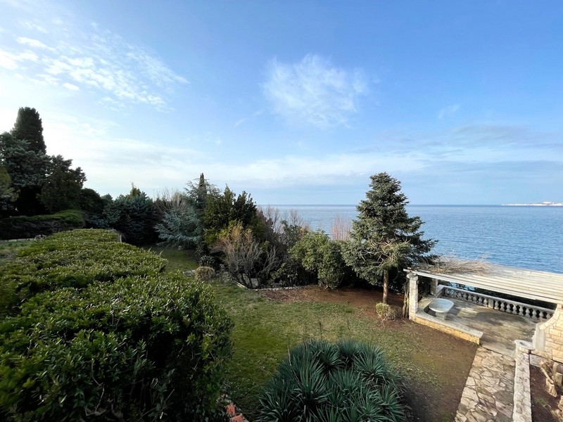 Výhled z domu do zahrady a na moře.
