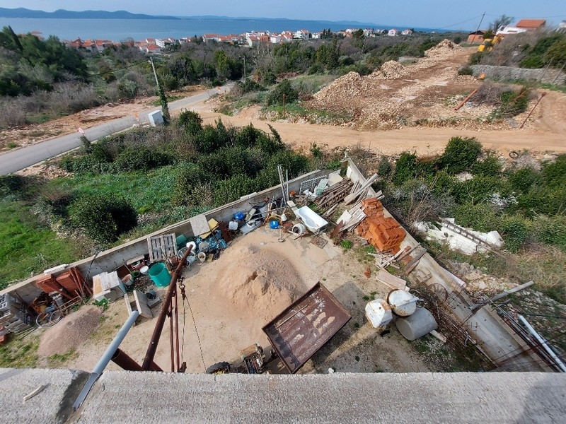 Pohled na staveniště s částečně dokončeným rodinným domem na prodej v Diklo, nedaleko Zadaru, Chorvatsko