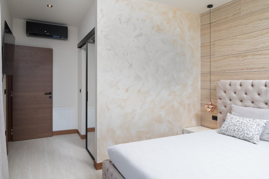 Moderně navržená ložnice s čalouněným čelem ve vile na prodej v Ražanac, Zadar, Chorvatsko, s posuvnými dveřmi do chodby