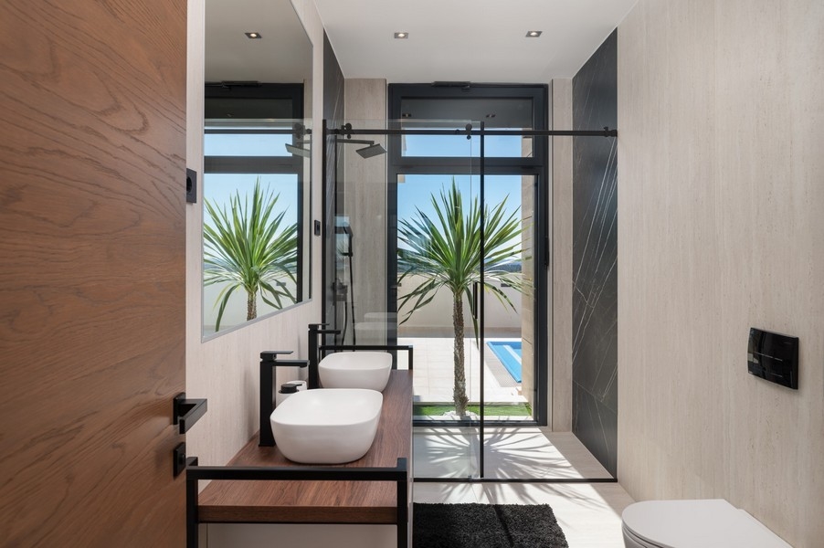 Luxusní koupelna s dvojitým umyvadlem ve vile na prodej v Ražanacu, Zadarská oblast, Chorvatsko, s přímým výhledem na bazén a mořské panorama.