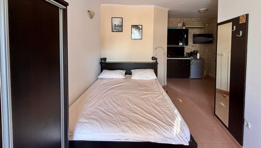 Alternativní pohled na světlou koupelnu se sprchovým koutem v nemovitosti v Chorvatsku