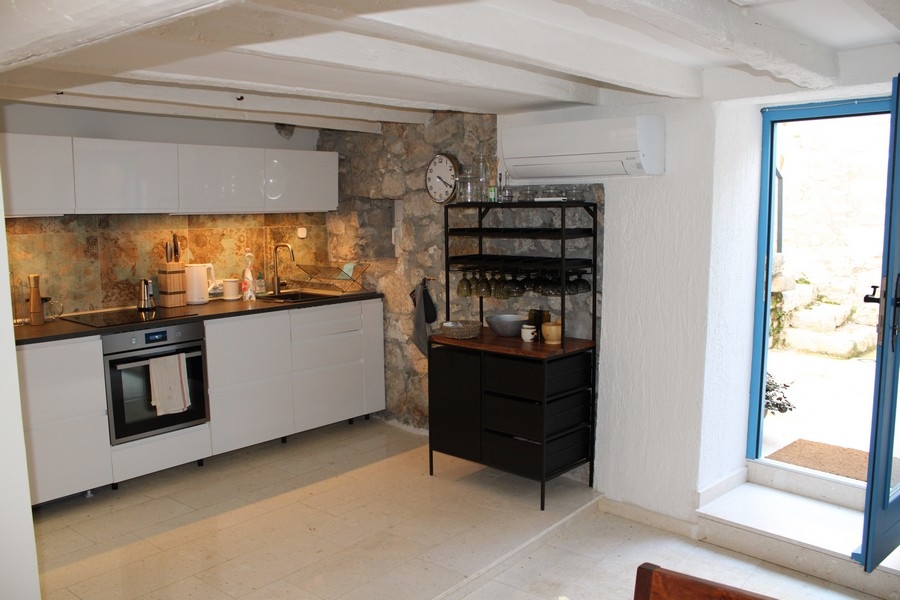 Modernizovaná kuchyně v tradičním kamenném domě, Murter, Chorvatsko nemovitostí