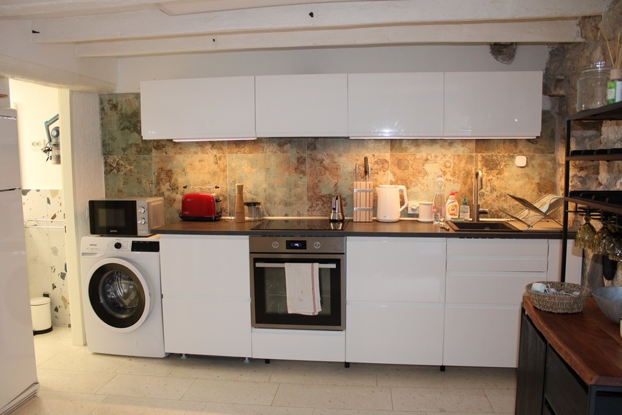 Plně vybavená kuchyň v renovovaném domě v Murteru na prodej v Chorvatsku