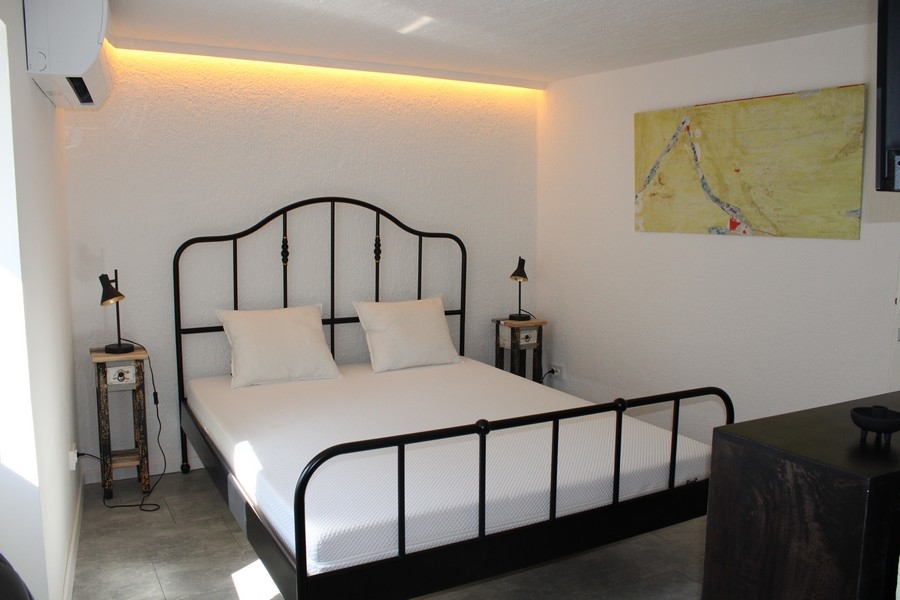 Ložnice ve zrekonstruovaném kamenném domě, Murter, kupuji dům v Chorvatsku