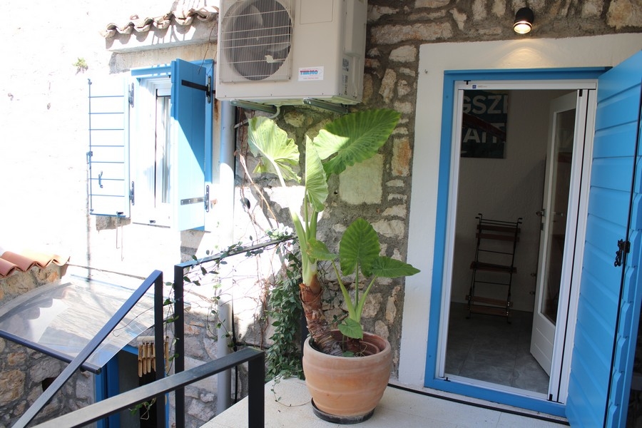 Vstupní prostor kamenného domu s modrými dveřmi - Objekt H2957 Chorvatsko.