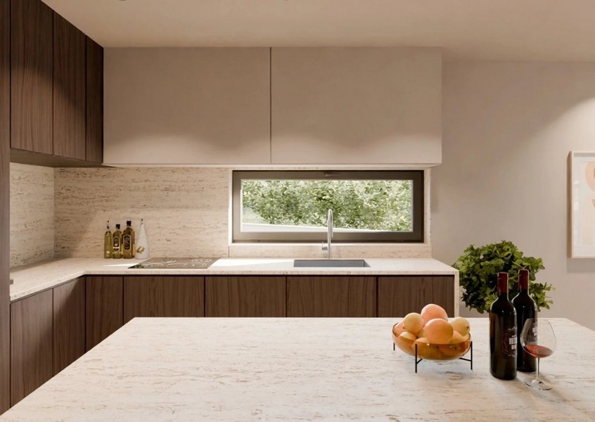 Elegantní koupelna s dvojitým umyvadlem, zrcadly, mramorovými detaily a zlatým zařízením ve vile s výhledem na moře