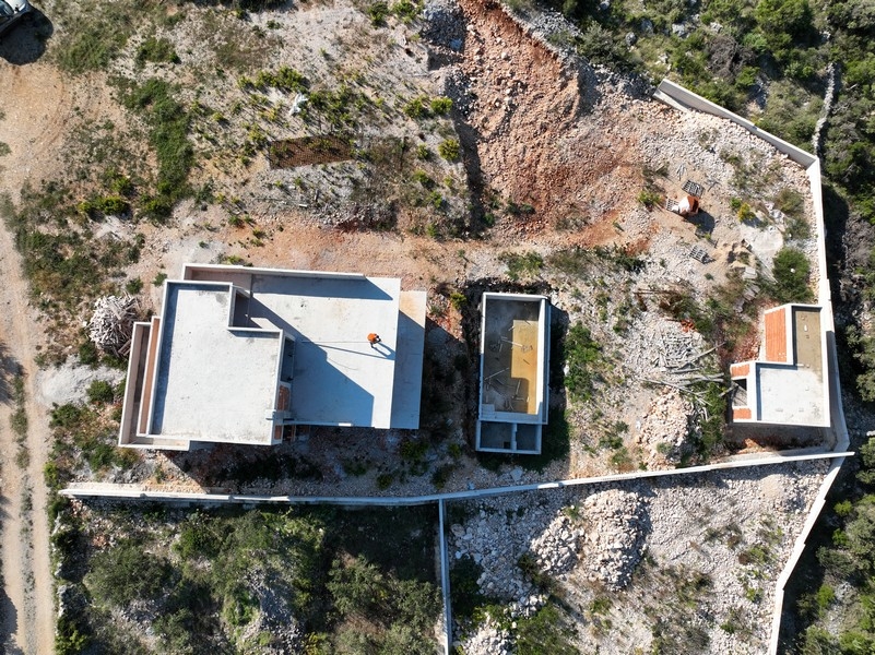 Stylový obývací pokoj s velkými okny v chorvatské nemovitosti, výhled na moře