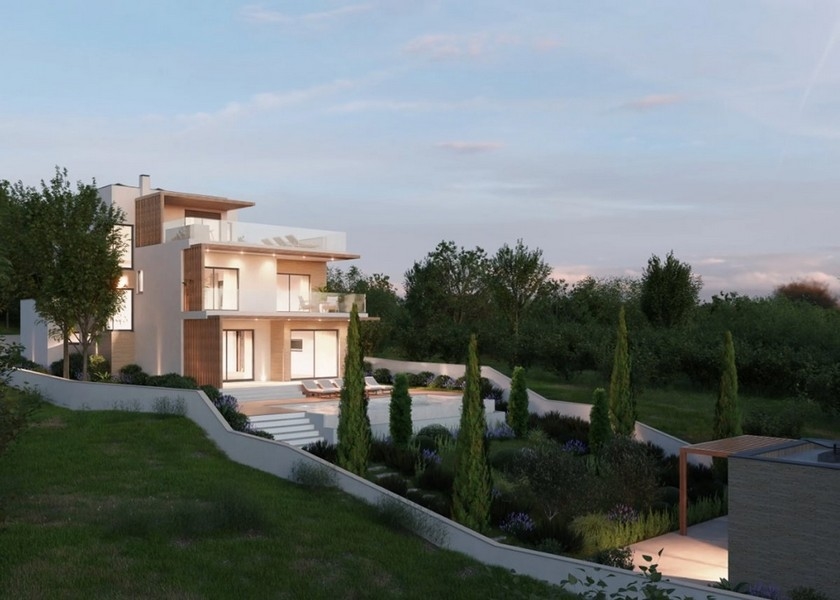 Útulný obývací pokoj s krbem v moderní vile v Chorvatsku, výhled na moře za soumraku