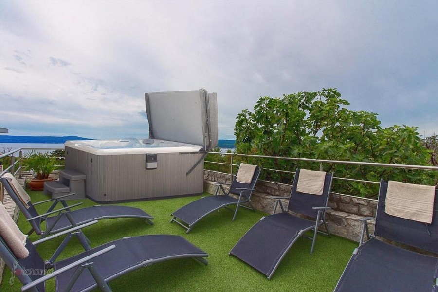 Střešní terasa s jacuzzi a lehátky, nemovitost v Chorvatsku s výhledem na moře