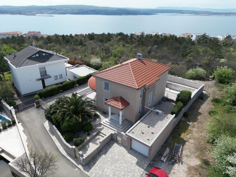 Pohled z dronu na bytový dům v Chorvatsku, izolovaný s výhledem na moře a krajinu