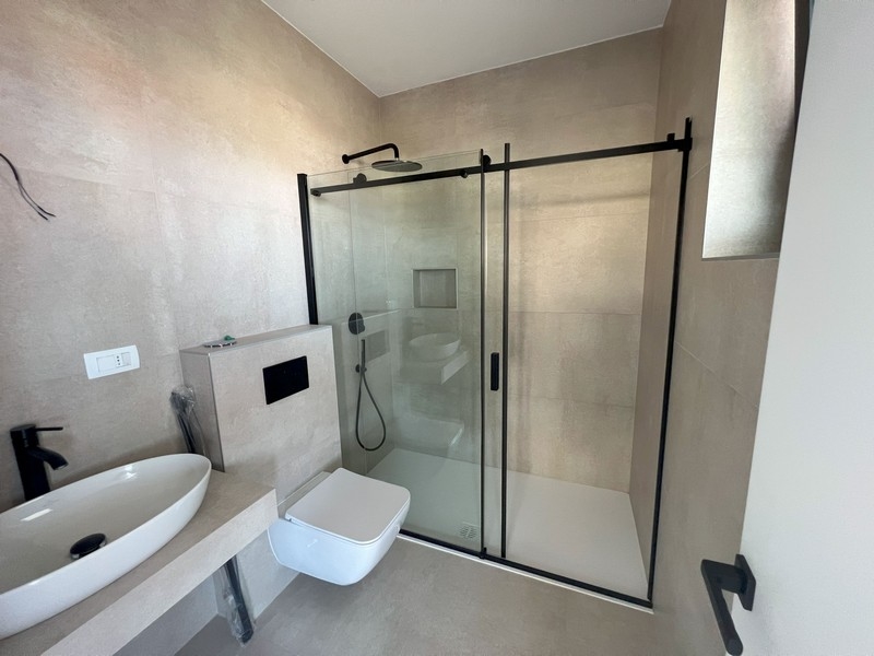 Pasáž s výhledem na prázdné prostory, odrážející prostornost nových nemovitostí v Chorvatsku.