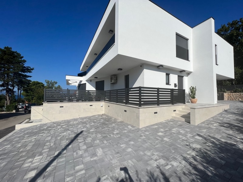 Elegantní vnější pohled na vilu v Njivicích, ukazující kouzlo trhu s nemovitostmi v Chorvatsku.