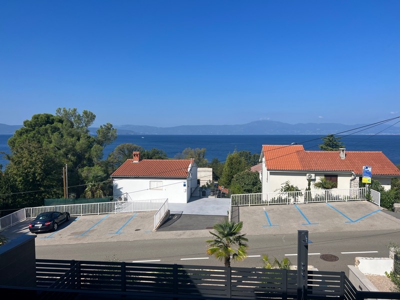 Výhled na moře z prostorné terasy, typické pro vysoce kvalitní nemovitosti v Chorvatsku, v malém městečku Njivice.
