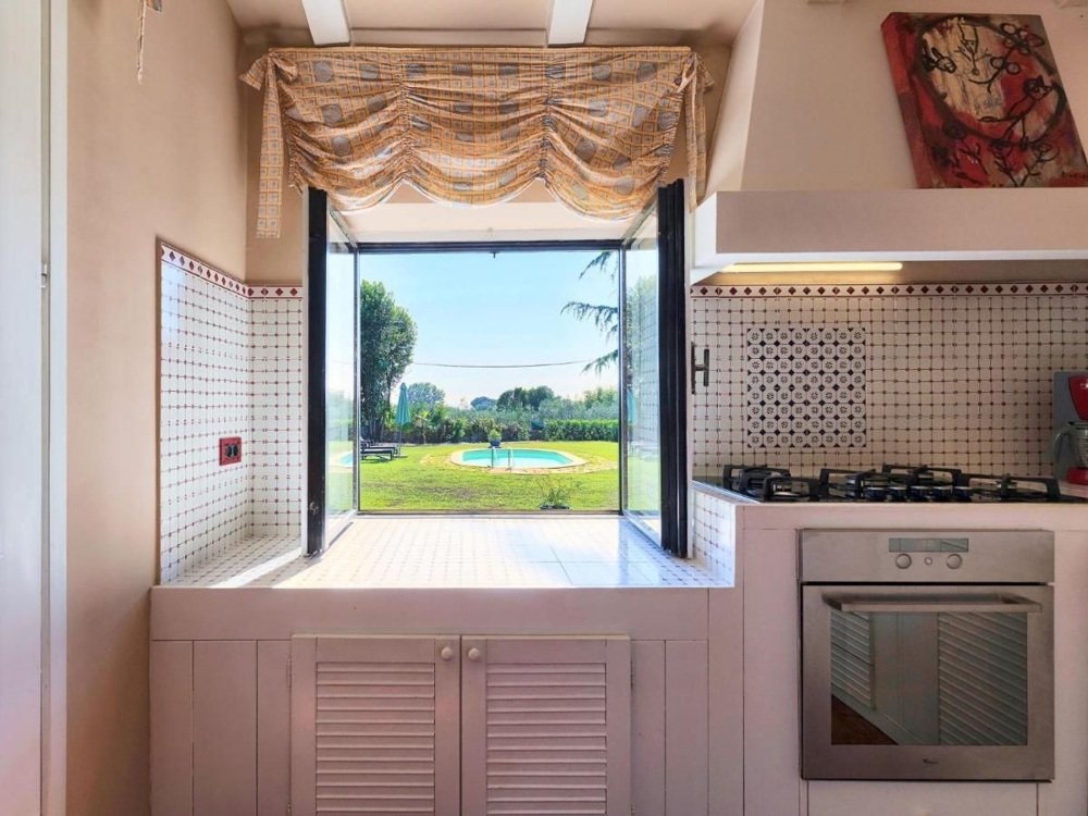 Kuchyňské okno s výhledem na bazén a zahradu, vrchol pro nemovitosti v Chorvatsku