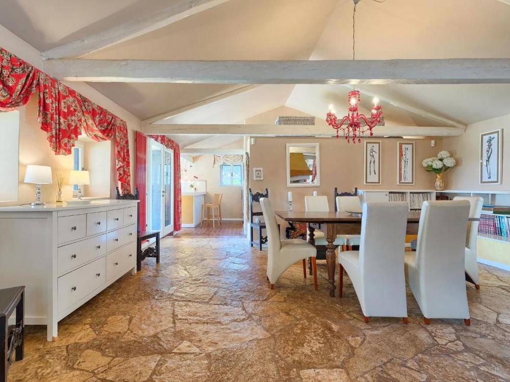 Prostorný obývací pokoj s elegantním nábytkem a uměním, pohled do životního stylu v chorvatských nemovitostech