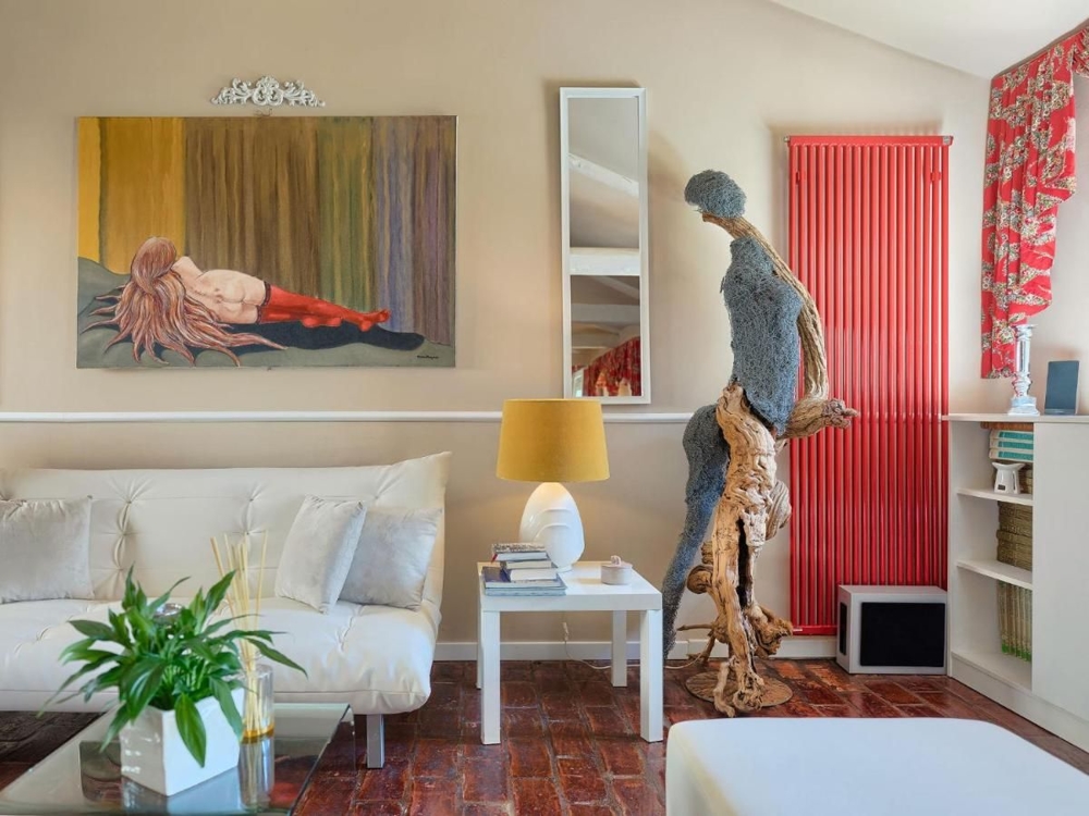 Světlý a umně zařízený obývací pokoj, který odráží estetiku nemovitostí v Chorvatsku