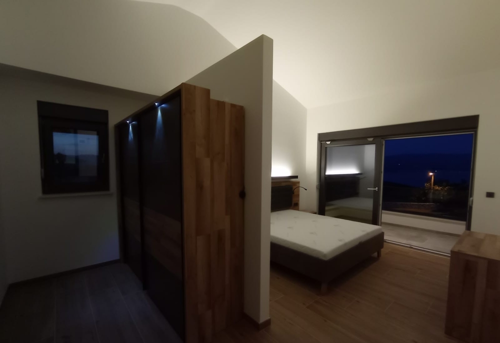 Útulná ložnice v nemovitosti v Chorvatsku, s přímým přístupem na terasu a