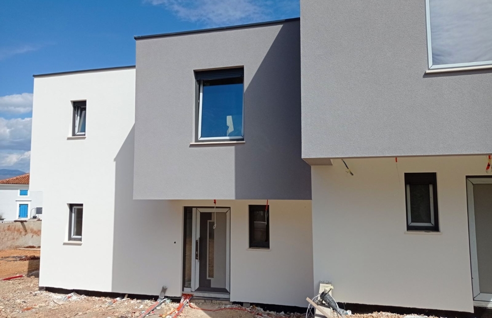 Vnější pohled na nově dokončenou nemovitost na prodej v Chorvatsku během dne.