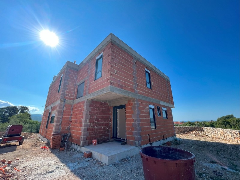 Moderní novostavba v Krku, Kvarnerský záliv - Panorama Scouting, Real Estate Chorvatsko - Dům s terasou a bazénem