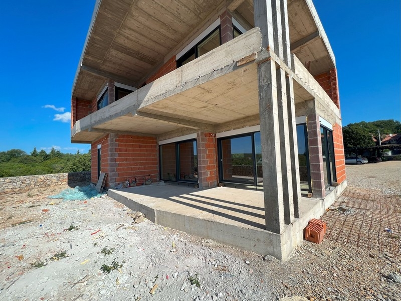 Krytá terasa s výhledem do zeleně a prostorná zahrada - H2966