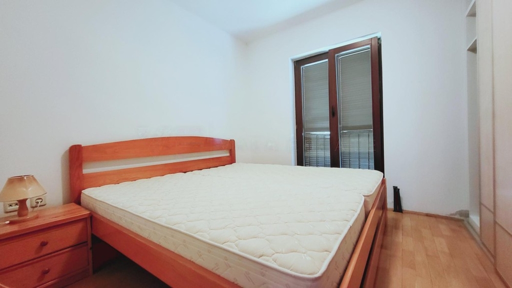 Ložnice s dvoulůžkem a balkonovými dveřmi