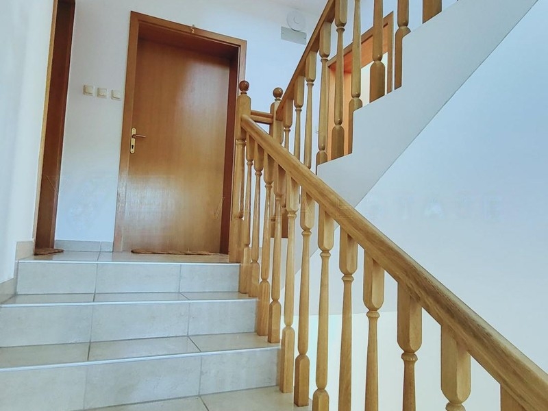 Schodiště s dřevěným zábradlím