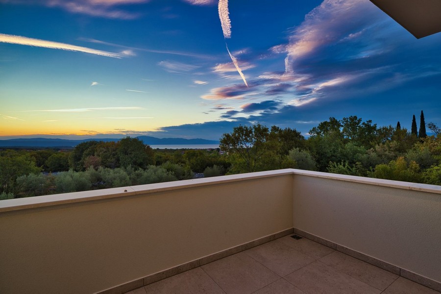 Balkonový výhled na nemovitost na ostrově Krk s panoramatickým výhledem na malebnou krajinu za soumraku