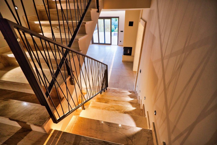 Mramorové schodiště v objektu na ostrově Krk, které zdůrazňuje eleganci a moderní design