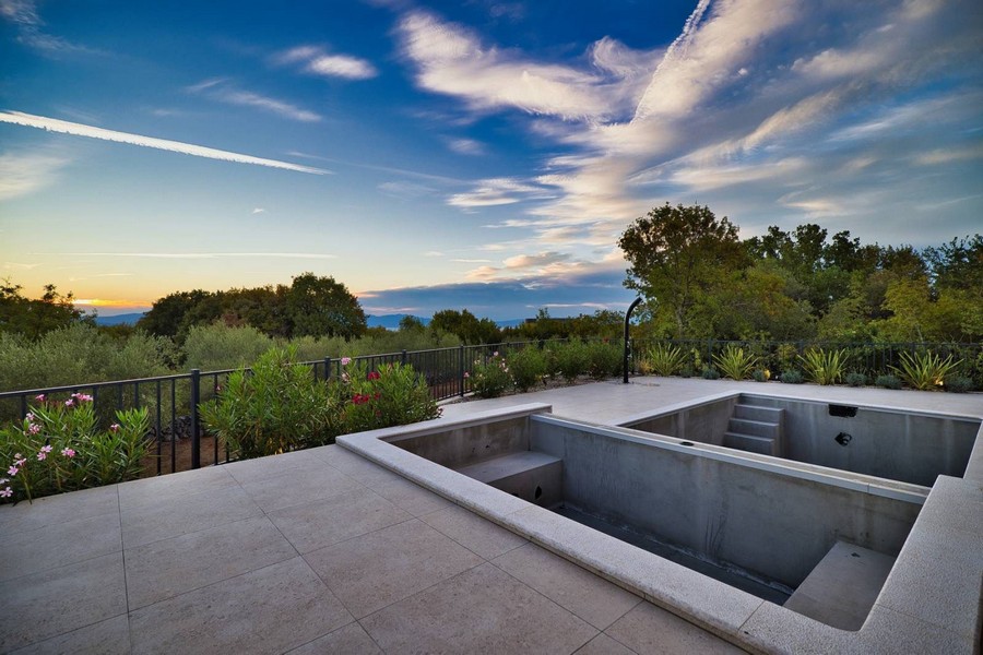 Výhled z nemovitosti na ostrově Krk s výhledem na středomořskou přírodu a moře v pozadí za soumraku