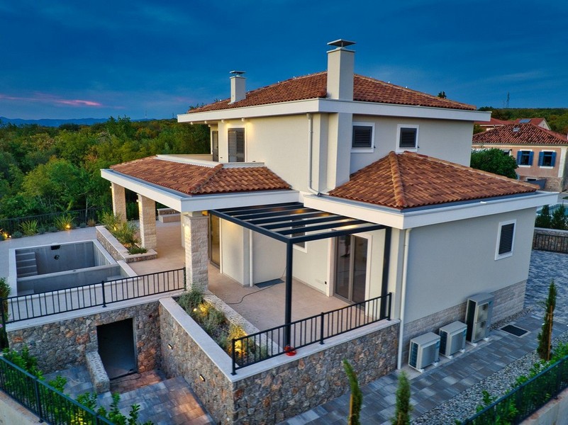 Pohled shora na elegantní nemovitost na ostrově Krk s terasou a bazénem v procesu výstavby