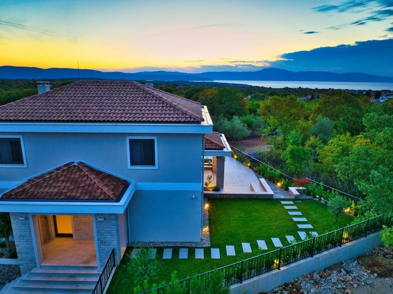 Večerní atmosféra v objektu na ostrově Krk s výhledem na moře a krajinu ze střešní terasy