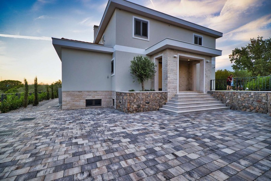 Čelní pohled na exkluzivní nemovitost na ostrově Krk se vstupním schodištěm a dlážděným nádvořím