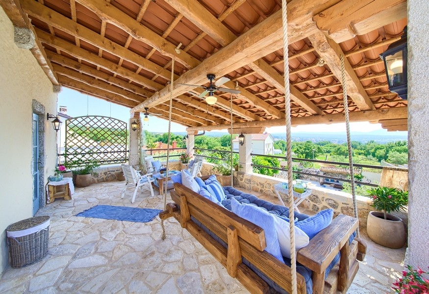 Závěsná pohovka na kamenné terase, relaxační prvek nemovitosti na ostrově Krk.