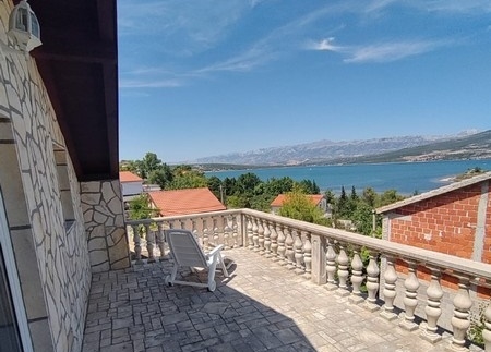 Terasa s výhledem na klidnou zátoku, ideální pro zájemce o koupi domu v Chorvatsku