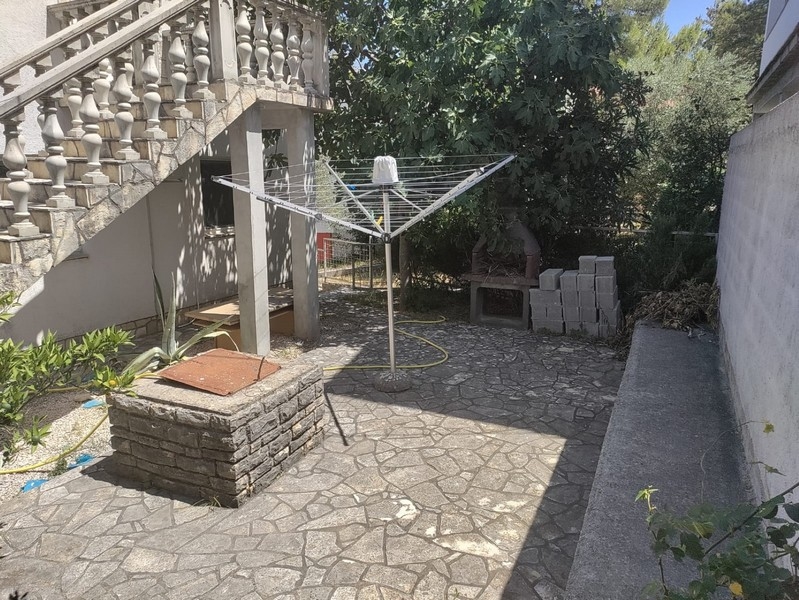 Zahradní plocha se šňůrou na prádlo, vhodné na inzeráty na koupi domu v Chorvatsku