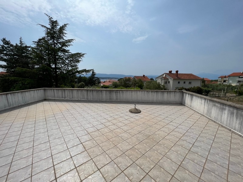 Velká prázdná terasa s výhledem na moře, součást nemovitosti na ostrově Krk.
