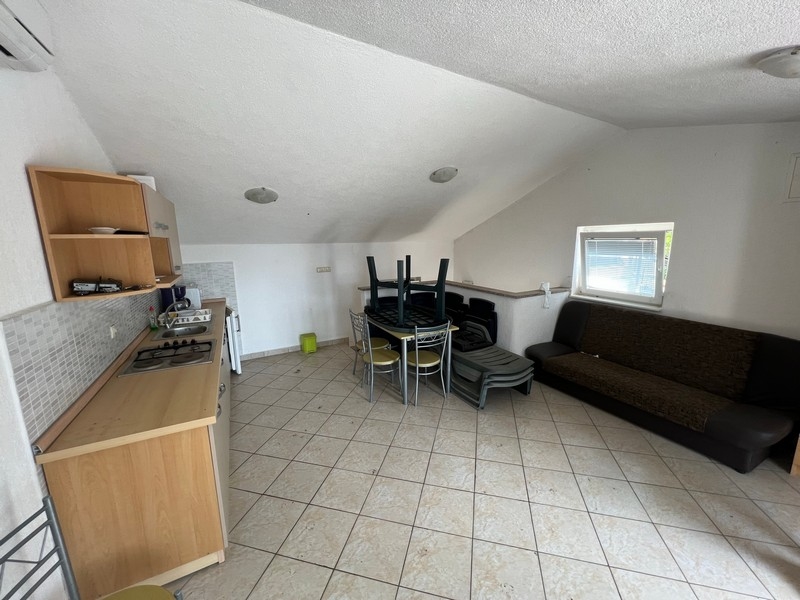 Prostorný podkrovní obývací pokoj s kuchyňským koutem, součást nemovitosti na ostrově Krk.