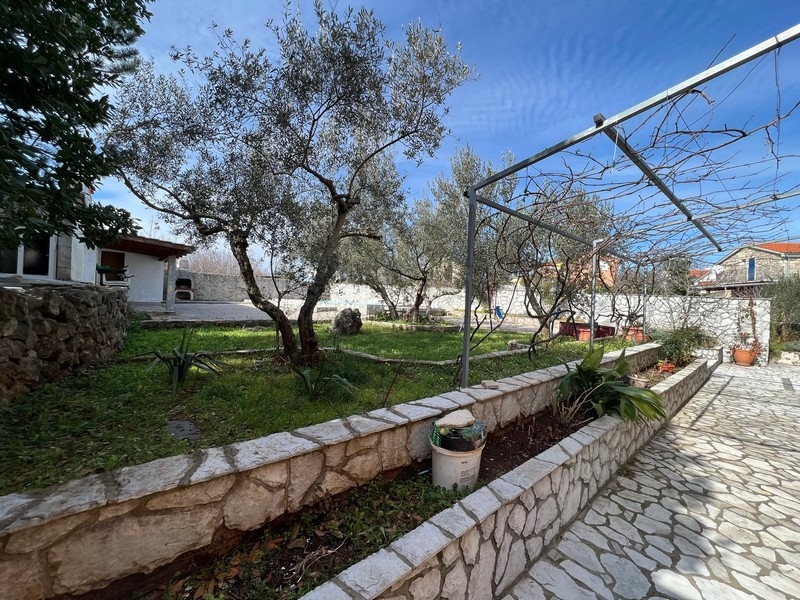 Nemovitosti Chorvatsko, město Krk, ostrov Krk Prodám činžovní dům, výhled do zahrady s cestami, stromy a okolními budovami