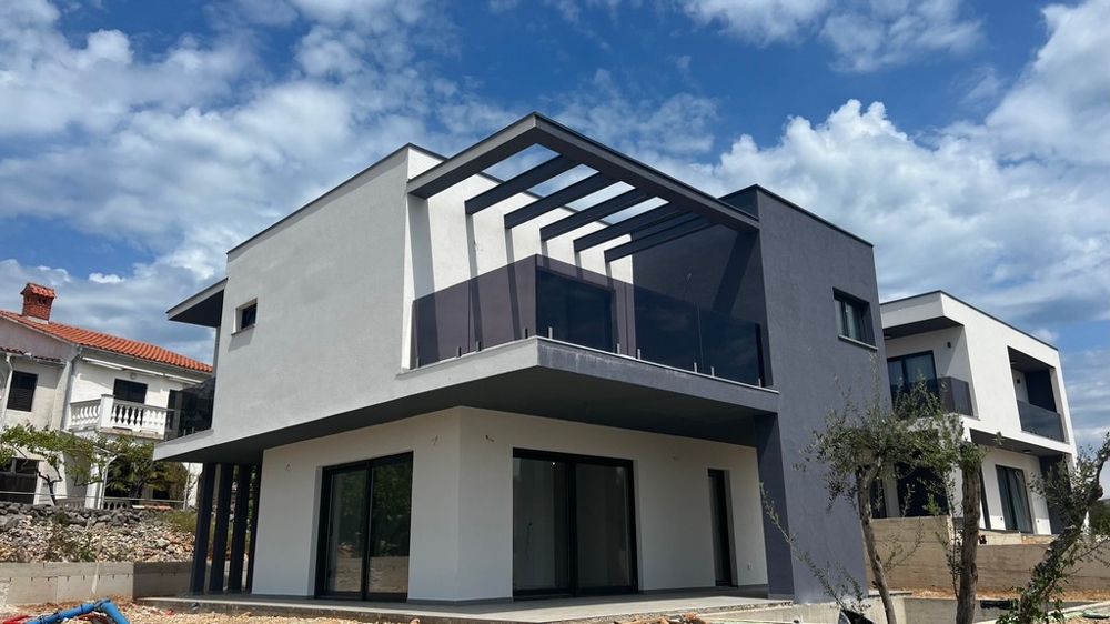 Nemovitosti Chorvatsko, město Krk, ostrov Krk Vila na prodej - Pohled na moderní vilu s balkonem a pergolou