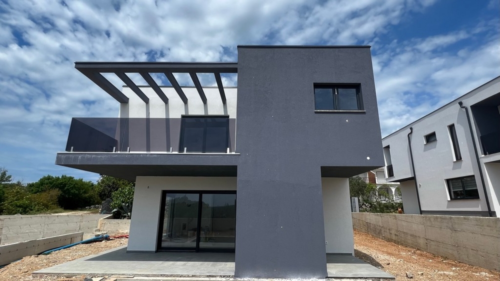Nemovitosti Chorvatsko, město Krk, ostrov Krk Vila na prodej - čelní pohled na moderní vilu s minimalistickým designem