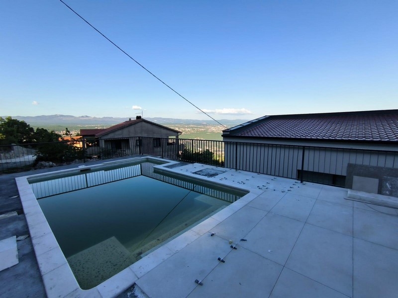 Nemovitosti Chorvatsko, vila s panoramatickým výhledem na moře, oblast Opatija na Istrii, bazén s výhledem na hory