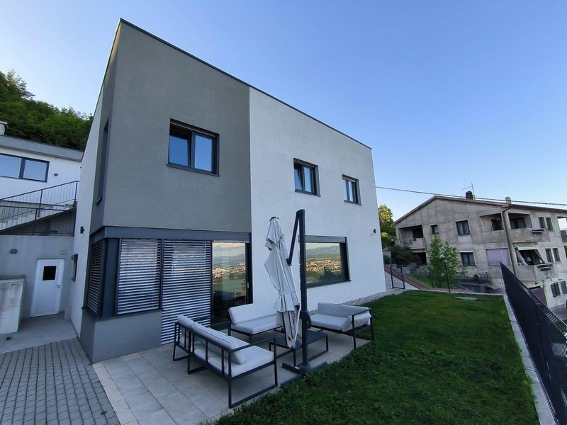 Nemovitosti Chorvatsko, vila s panoramatickým výhledem na moře, oblast Opatija na Istrii, moderní fasáda vily