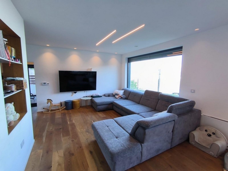 Nemovitosti Chorvatsko, vila s panoramatickým výhledem na moře, oblast Opatija na Istrii, prostorný obývací pokoj