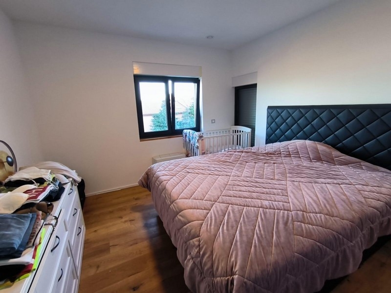 Nemovitosti Chorvatsko, vila s panoramatickým výhledem na moře, oblast Opatija na Istrii, ložnice s velkou postelí