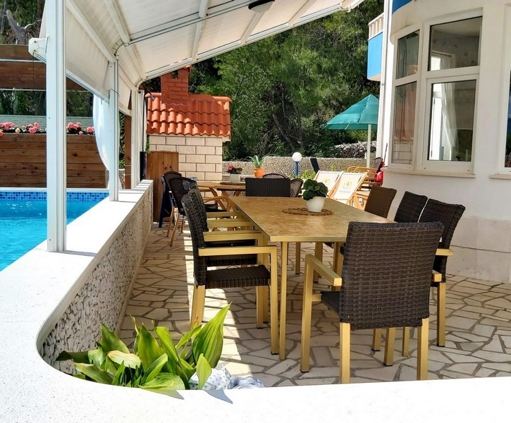 Vnější pohled na bytový dům s výhledem na moře, dům blízko moře