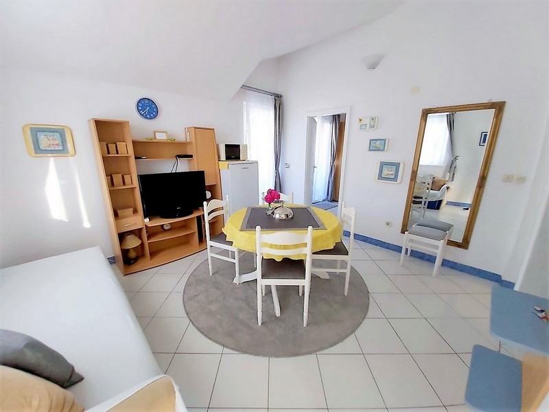 Ložnice se vstupem na balkon v činžovním domě, dům v blízkosti moře