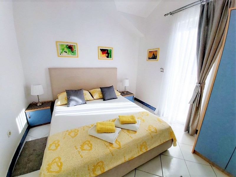 Obytná plocha v činžovním domě s výhledem na moře, dům v blízkosti moře