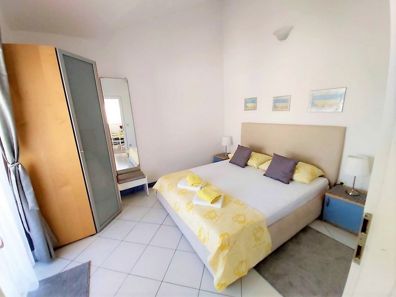 Ložnice v činžovním domě s výhledem na moře, dům v blízkosti moře