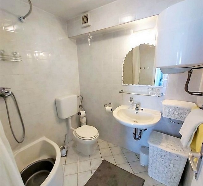 Koupelna v činžovním domě s výhledem na moře, dům v blízkosti moře