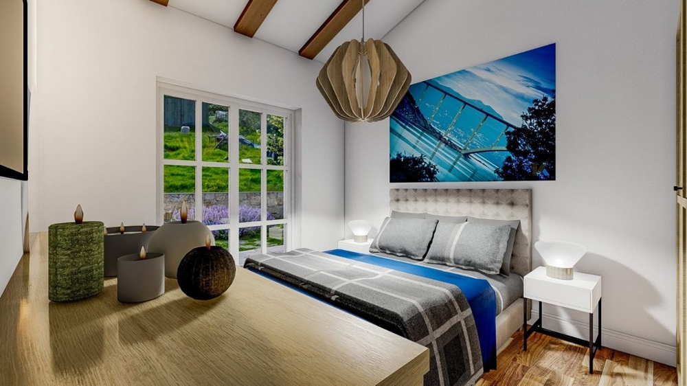 Ložnice s velkou manželskou postelí, pruhovanou modrošedou dekou, bílou zdí, uměleckým obrazem a velkými okny s výhledem do zahrady.